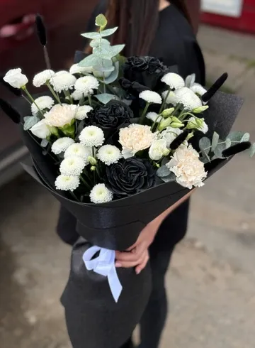 Букет в черно/белых цветах  от интернет-магазина цветов в Ижевске