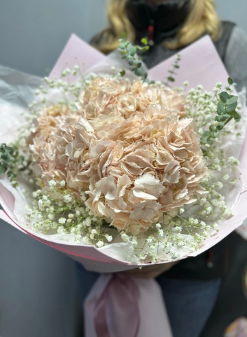 Букет нежный с гортензиями от интернет-магазина цветов в Ижевске