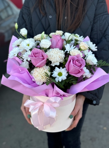 Цветочная композиция в коробке «Мия» от интернет-магазина цветов в Ижевске