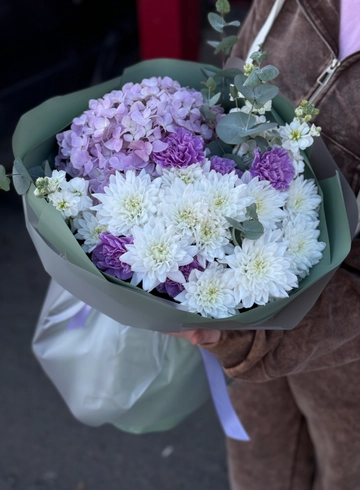 Букет с гортензией в сиреневых тонах от интернет-магазина цветов в Ижевске