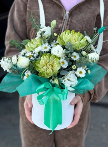 Шляпная коробка в зеленых тонах от интернет-магазина цветов в Ижевске