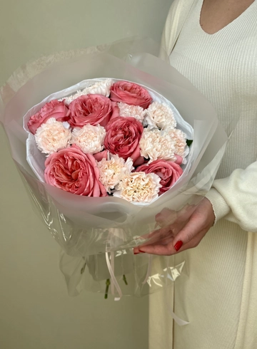 Букет с пионовидными розами и диантусами от интернет-магазина цветов в Ижевске