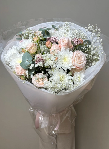 Авторский букет с кустовыми розами от интернет-магазина цветов в Ижевске