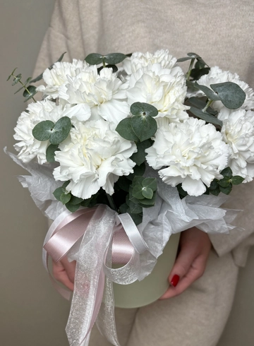 Композиция в шляпной коробке с диантусами от интернет-магазина цветов в Ижевске