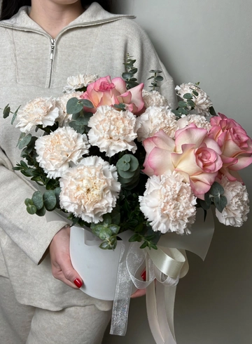 Шляпная коробка с розами и диантусами от интернет-магазина цветов в Ижевске