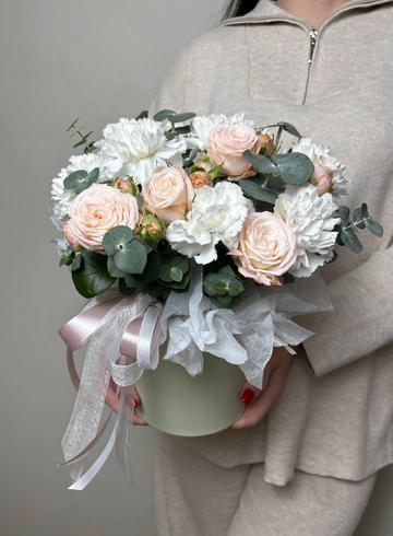 Композиция в шляпной коробке «Афелия» от интернет-магазина цветов в Ижевске