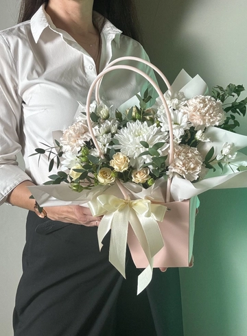 Композиция в сумочке &laquo;Сияние&raquo; от интернет-магазина цветов в Ижевске