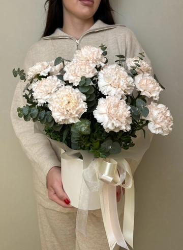 Шляпная коробка с нежными диантусами от интернет-магазина цветов в Ижевске