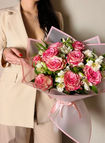 Букет с розами и альстромериями от интернет-магазина цветов в Ижевске