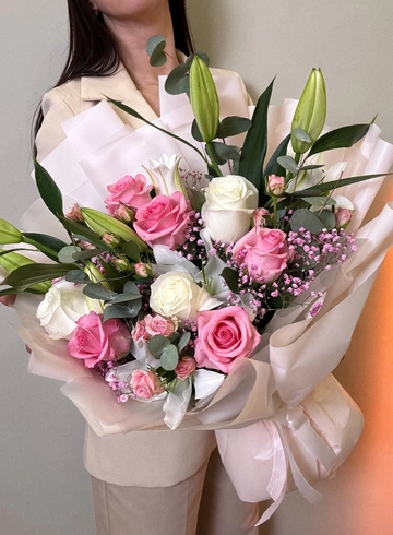 Сборный букет с лилиями «Нежный вздох» от интернет-магазина цветов в Ижевске