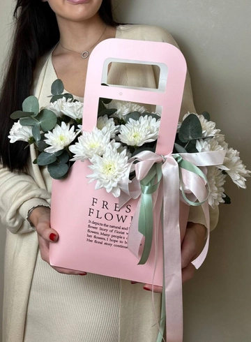 Сумочка с хризантемами от интернет-магазина цветов в Ижевске