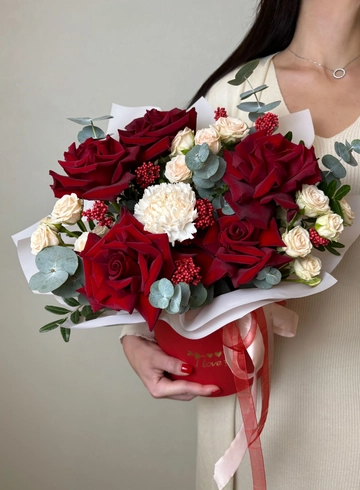 Композиция в шляпной коробке &laquo;Любовь&raquo; от интернет-магазина цветов в Ижевске