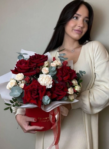 Композиция в шляпной коробке «Любовь» от интернет-магазина цветов в Ижевске