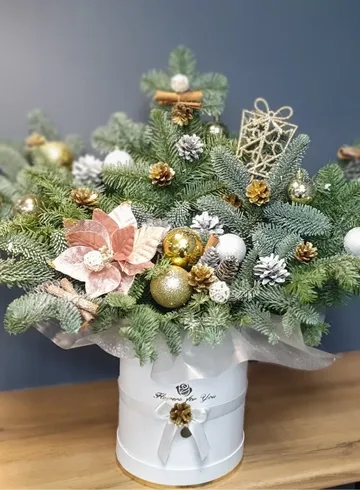 Композиция из нобилиса с игрушками  от интернет-магазина цветов в Ижевске