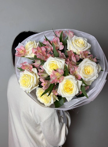 Букет с розами и альстромериями «Восторг» от интернет-магазина цветов в Ижевске